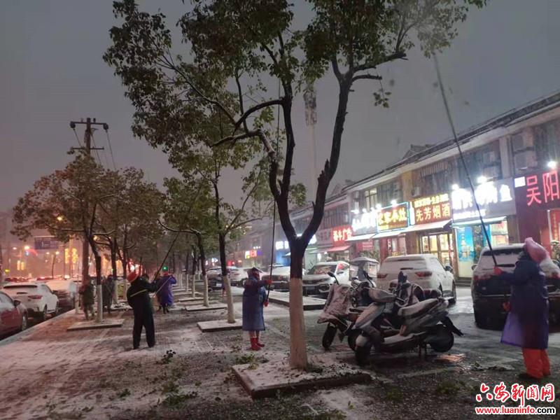 积极除雪破冰 保障行人出行