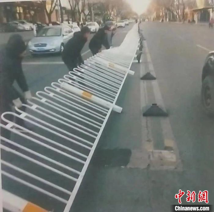 山西长治醉酒男子为抄近路推倒数百米护栏已被拘留