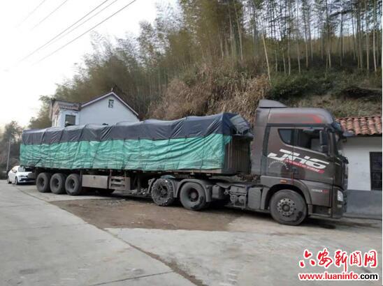 大雪阻断货车去路 村民齐心协力救援
