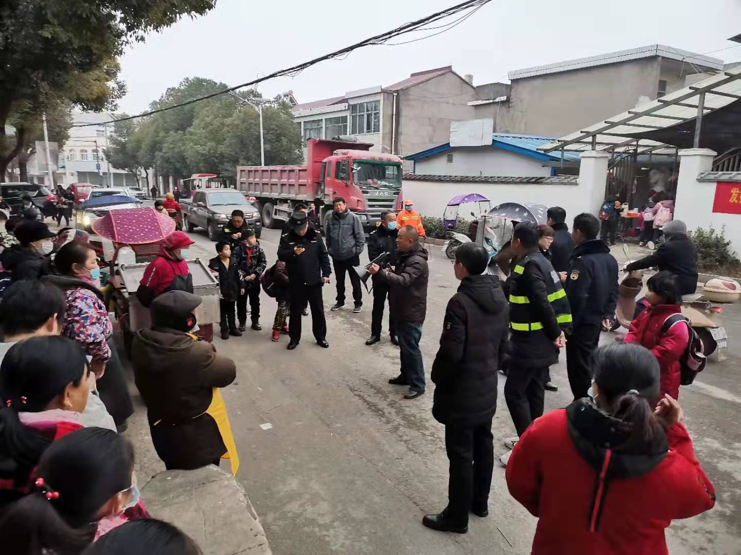 分路口镇：开展学校周边流动摊点集中整治行动