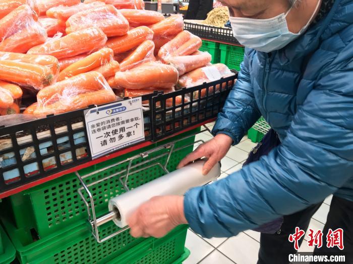 为了食品安全考虑,超市生鲜、熟食等商品还是可以用塑料袋进行包装。 张亨伟 摄