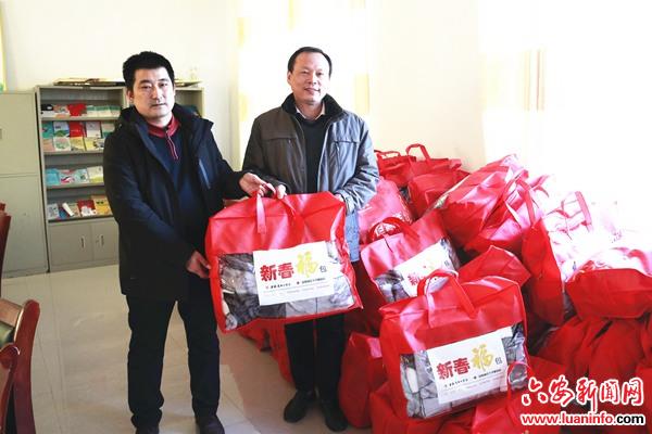 六安红十字会为霍邱宋店圈行村贫困户赠送“新春福包”