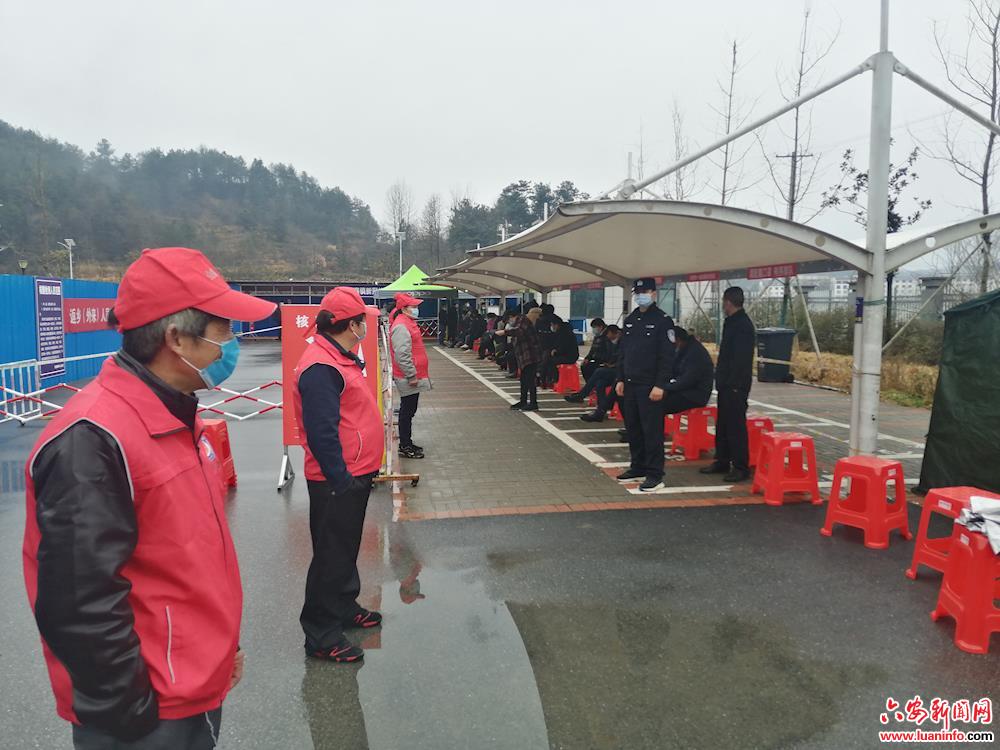 天堂寨义警协助民警开展返乡人员核酸检测工作