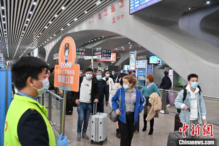 广州南站旅客春运出行 陈骥旻 摄