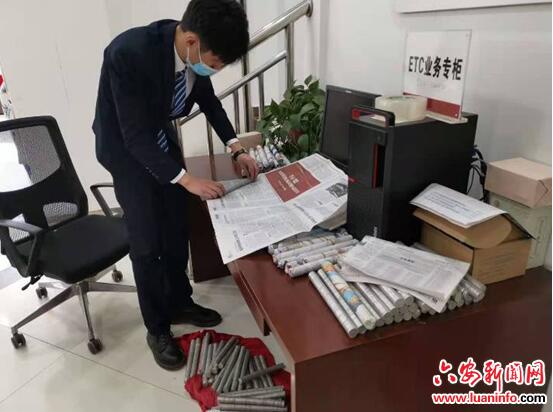 工行六安霍邱支行热情为顾客兑换一角硬币