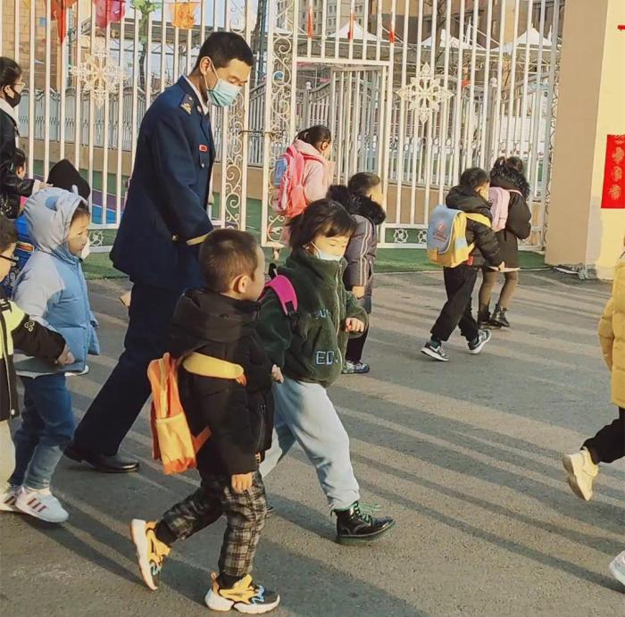消防员第一次接女儿放学被“拒”网友:心酸到泪目