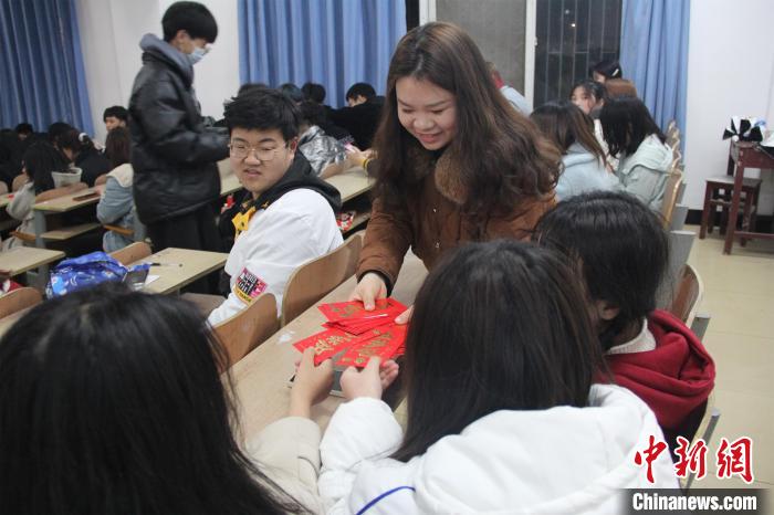武汉一高校教师发开学“红包”学生暖心“回礼”