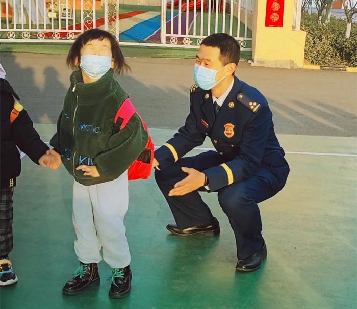 张祎蹲下身子张开手臂想要抱抱女儿,女儿不肯接受,把头转向另一边并闭上了眼睛。 视频截图 摄