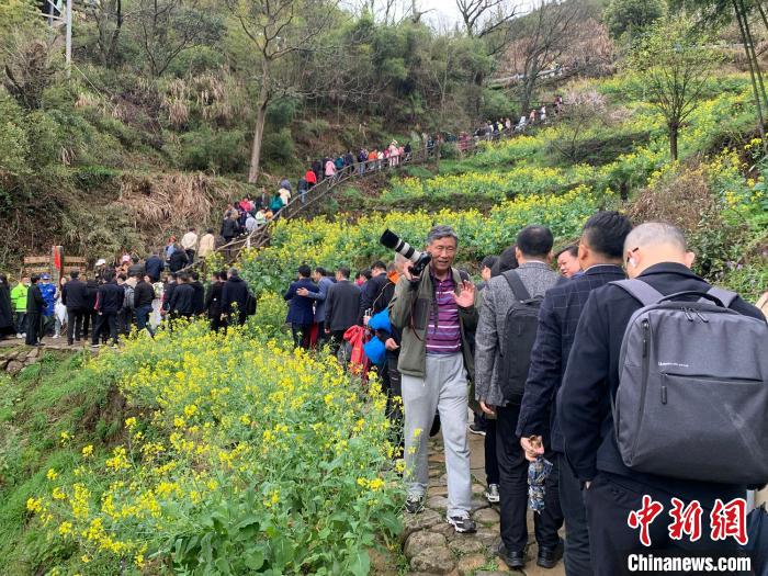 花海间,不少游客与亲朋好友一起自拍、合影“打卡”。 李韵涵 摄