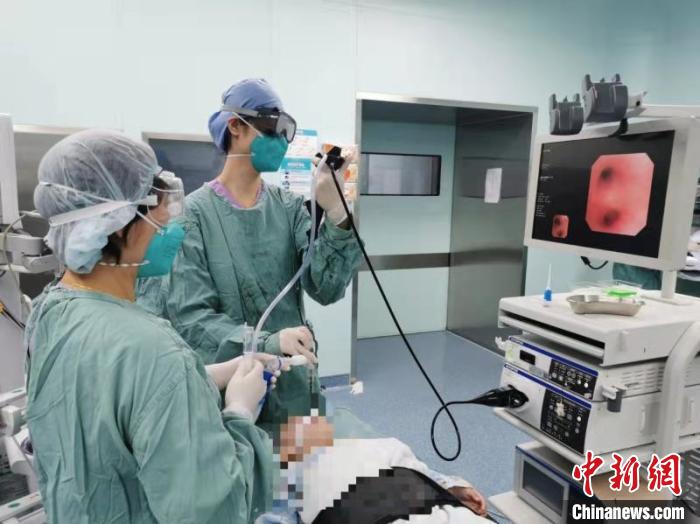 男孩肺炎久不愈 专家巧取异物