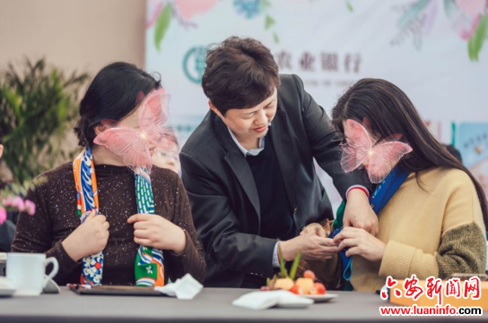  美丽之约 搭百变丝巾