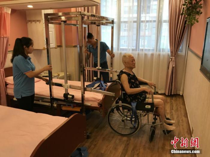 中国将进入中度老龄化社会 专家：照护人员缺口大