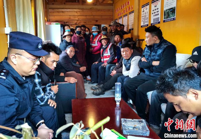 图为派出所联合各有关部门与临时商户协商事宜。 江才云旦 摄