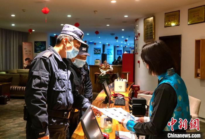 图为民警对辖区行业场所进行日常排查。 江才云旦 摄