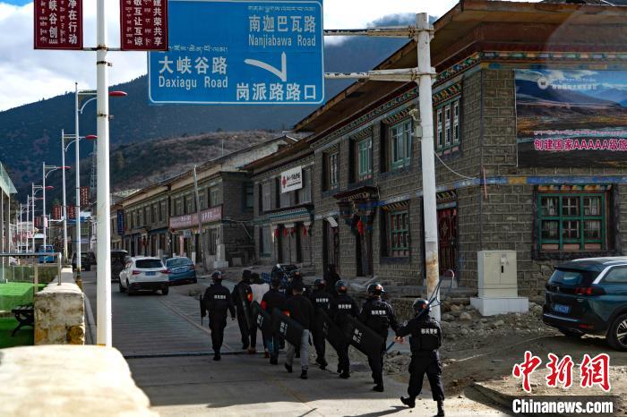 图为民警开展街面巡逻。 江才云旦 摄