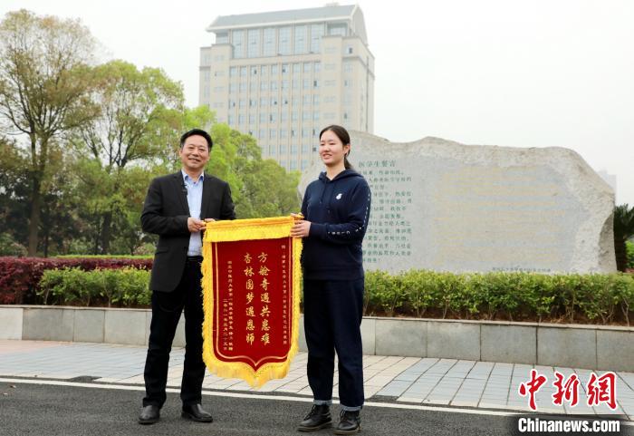 毛以林教授(左)和徐丹(右)。 袁利 摄