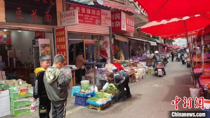 图为张怀友地处街巷的裁缝店。 蒲文思 摄