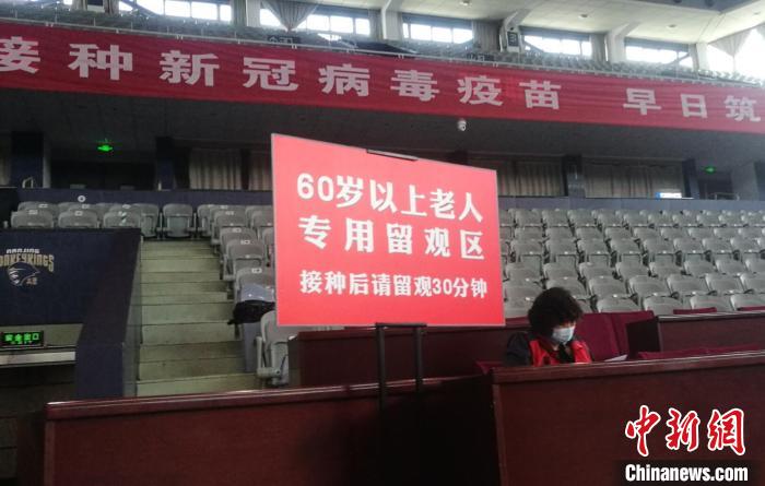 60岁以上的老人也可以在此接种新冠病毒疫苗。 袁冶 摄