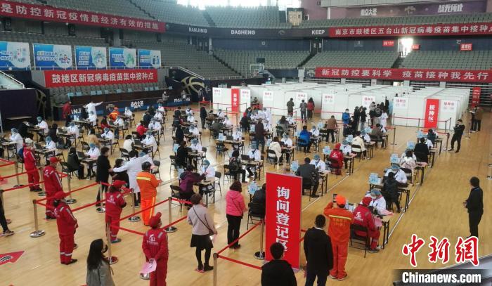 南京启用方舱式新冠病毒疫苗集中接种点。 袁冶 摄
