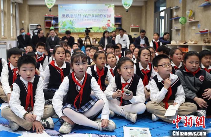 南京市后标营小学的孩子们与国外学生互动。　泱波 摄