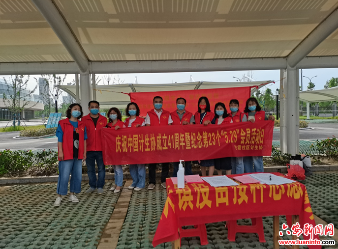 【我为群众办实事】舒城县城关镇飞霞社区党员志愿者为新冠疫苗接种保驾护航