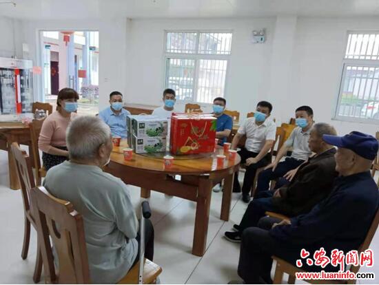 霍山县城东社区开展端午节情暖老人心走访慰问活动