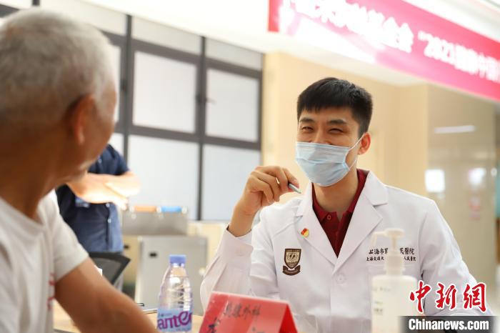 龙江主任在为患者义诊。 殷立勤 摄