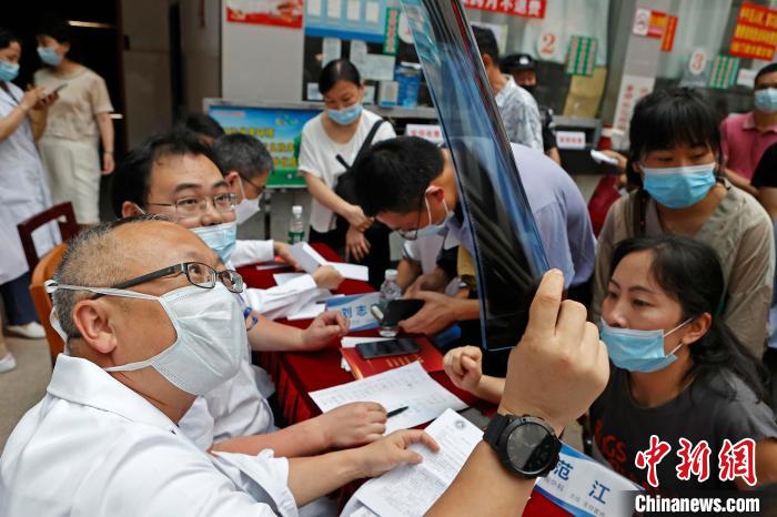 范江主任在吉安中心人民医院为患者义诊。 殷立勤 摄