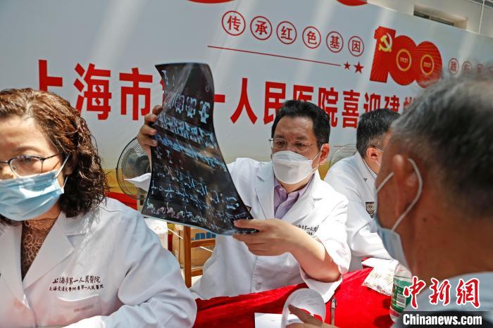於子卫主任在吉安中心人民医院为患者义诊。 殷立勤 摄