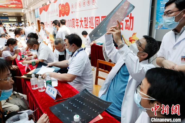 刘志宏主任在吉安中心人民医院为患者义诊。 殷立勤 摄