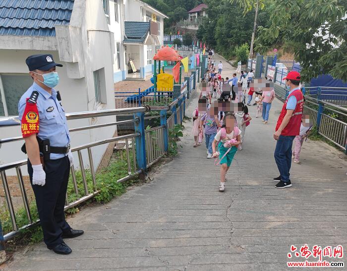 金寨县联合江淮义警开展校园护学岗活动