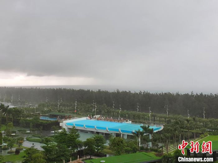 南海热带低压登陆后,蜈支洲岛隐身在雨雾中。 记者王晓斌 摄