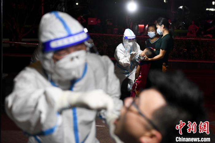 张家界民众正在进行核酸检测。 杨华峰 摄