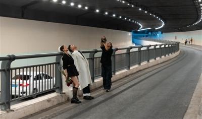 网红隧道里拍“港风大片”？