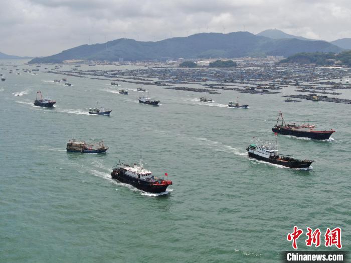 “中国南海渔都”发布开渔令 千艘渔船出海盼风调雨顺