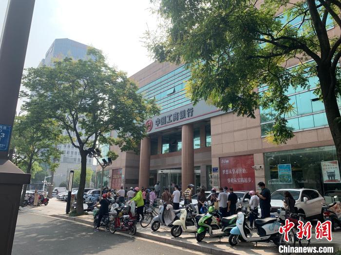 9月9日，扬州主城区的银行已经恢复营业，民众有序排队。　崔佳明 摄