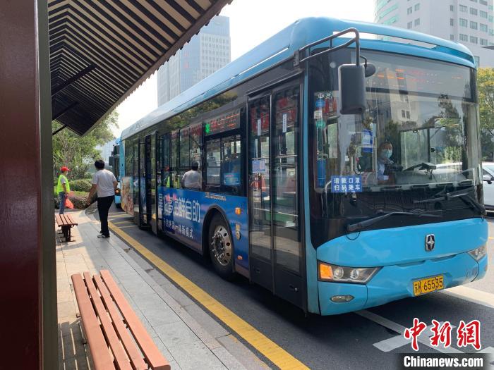 9月9日，扬州市民乘公交车出行。　崔佳明 摄