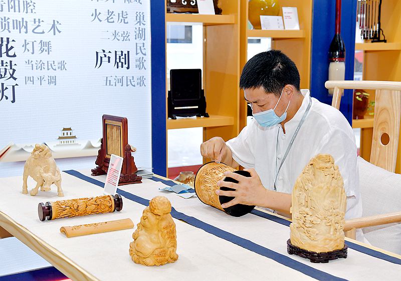 徽州竹雕国家级非物质文化遗产传承人洪建华正在打磨竹刻作品。.jpg