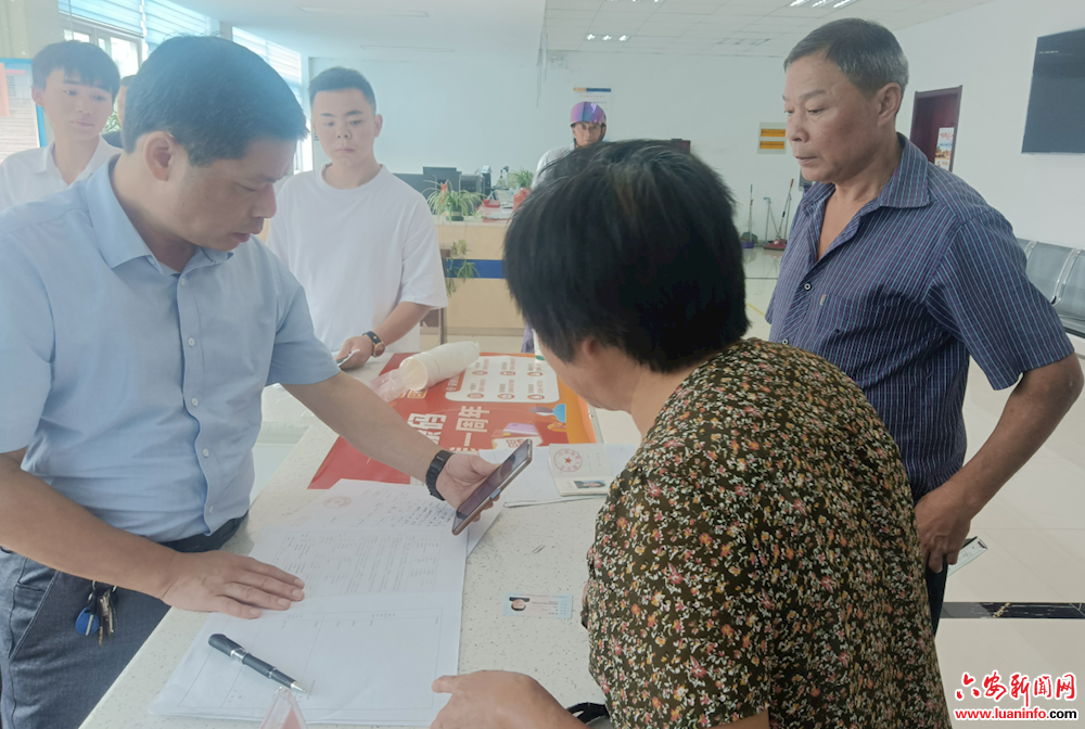 舒城残联到乡镇为残疾人办理换证