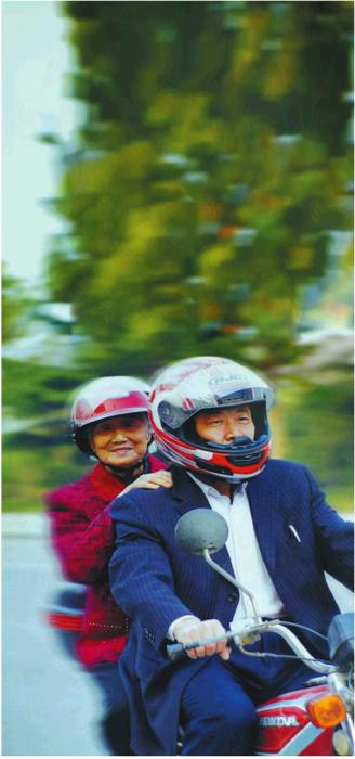 因母亲坐车晕车 男子32年间骑摩托带她游遍大江南北