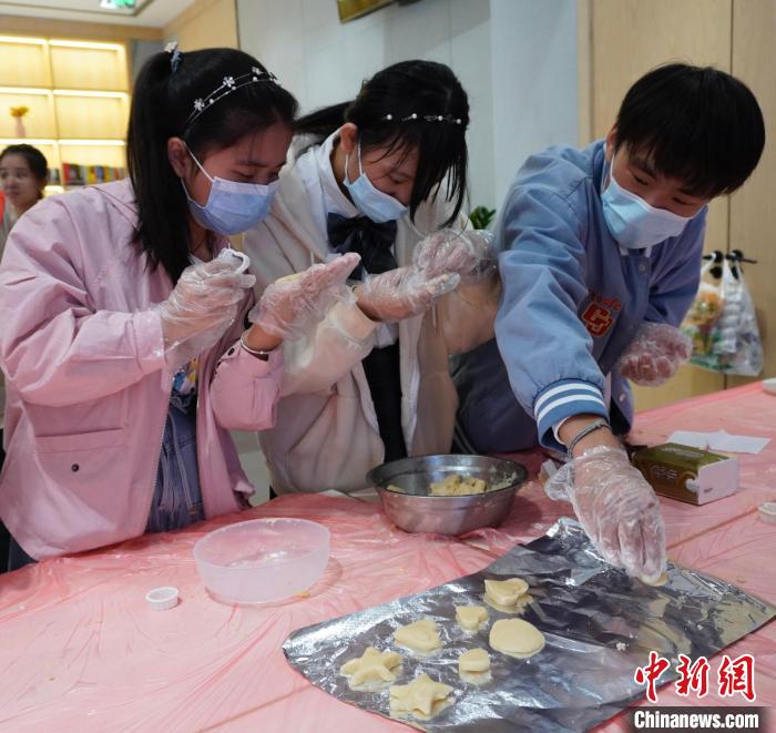 视障孩子的手工课:和大家在一起比较不寂寞