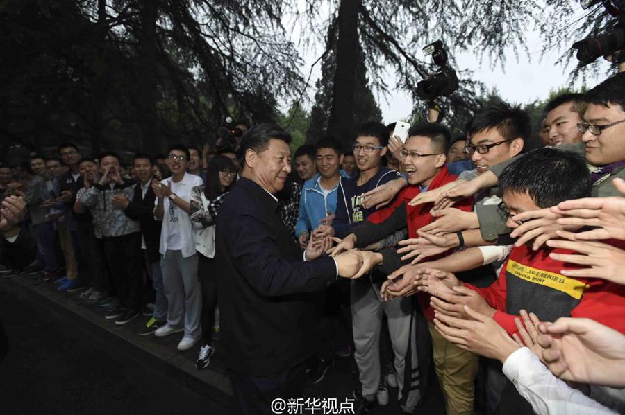 学习进行时丨习近平与大学生在一起的那些温暖瞬间