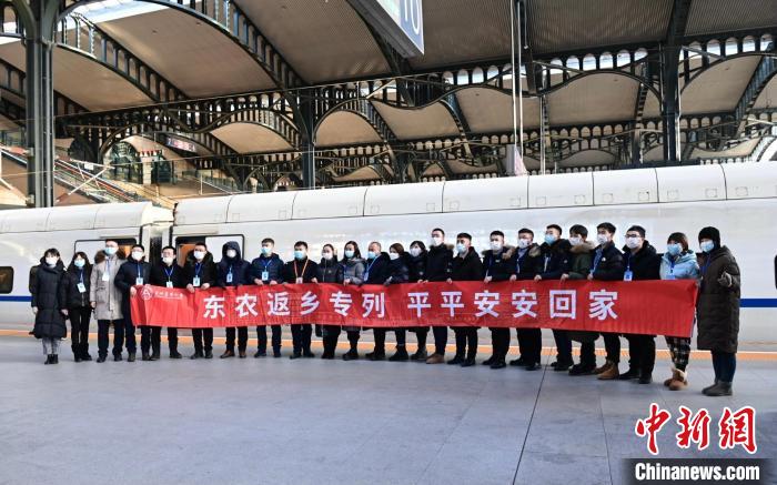 学生合影留念。 原勇 摄