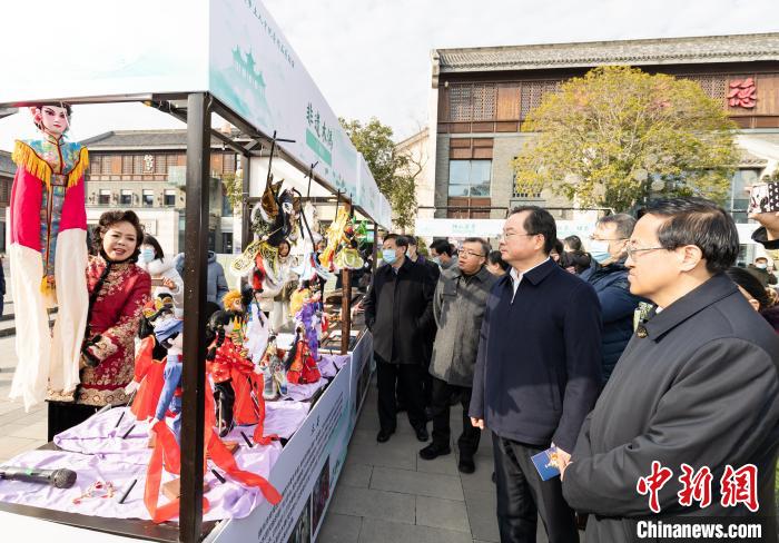 非遗木偶表演引人驻足。 扬州市人才办供图