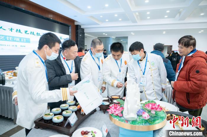 乡土人才同台竞技,专家现场评分。 扬州市人才办供图