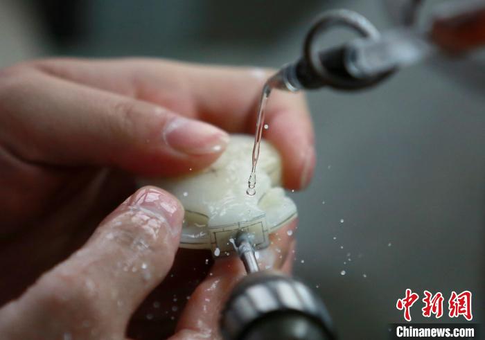 玉雕比赛现场。 孟德龙 摄