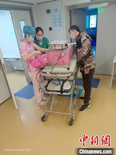 疫情下的“生死时速”：出生15天早产儿消化道穿孔、呼吸衰竭 医生紧急救治