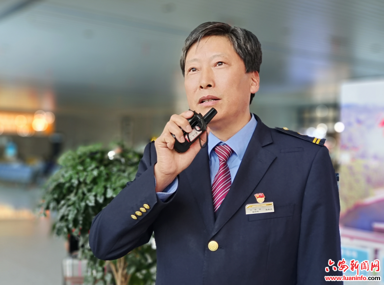 保障老区群众安全出行——记市人大代表张典凤
