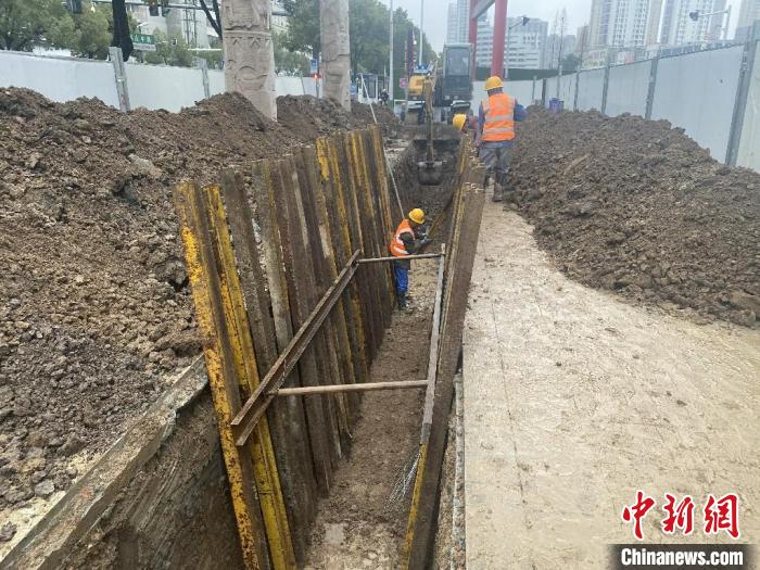 安徽省六安市政管网修复及小区雨污分流整治项目施工现场。 方蓉 摄