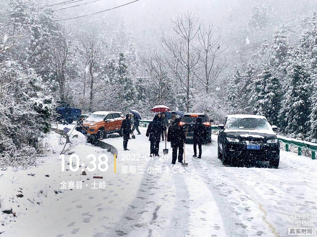 金寨县沙河乡：清扫道路积雪  助力游子归家
